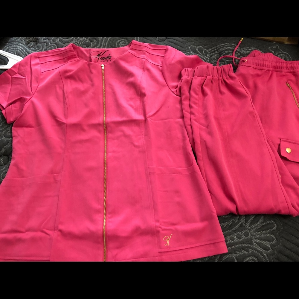 Kendra Katoure scrubs. Brand new! size large